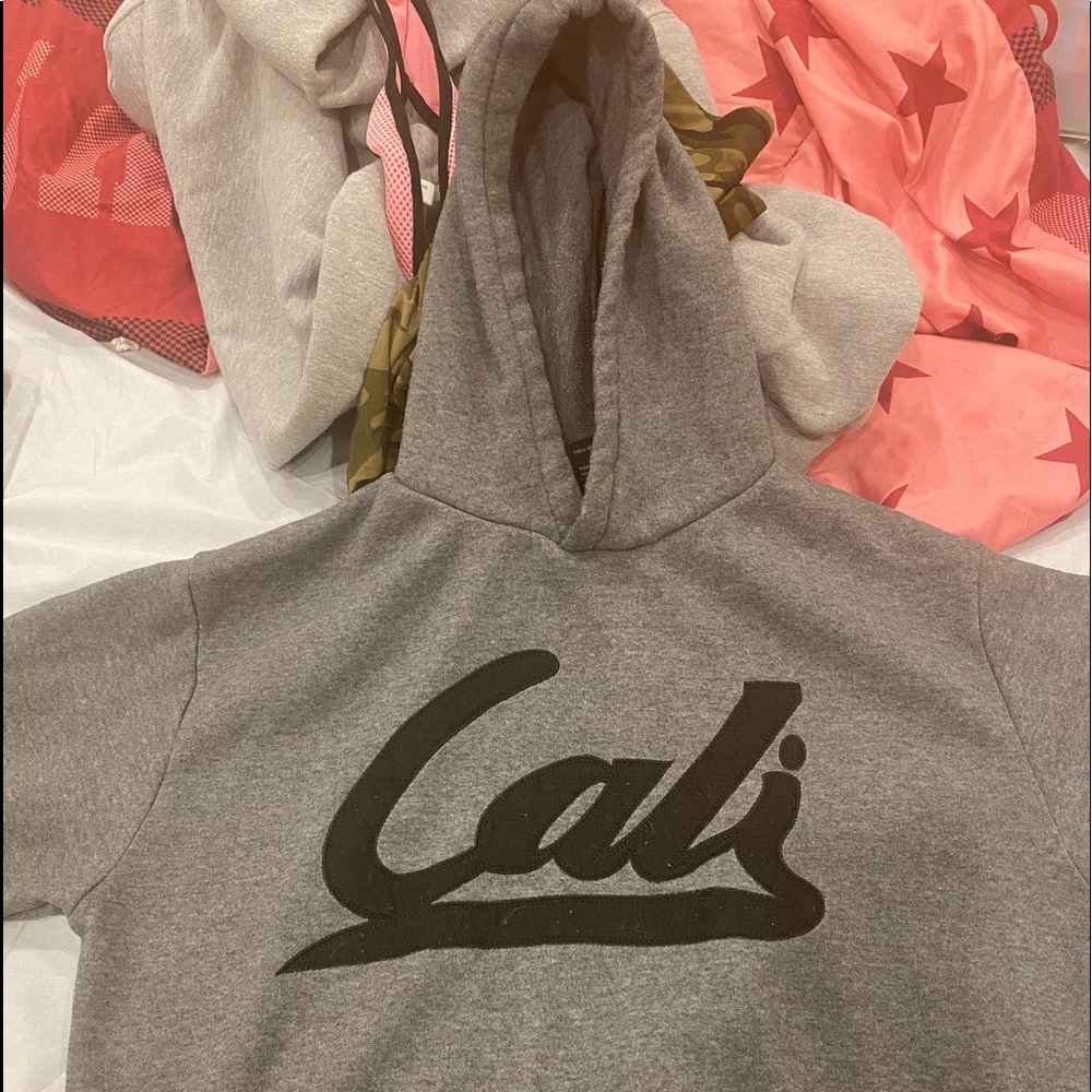 Cali Sweater with Hoodie Size L for Men!